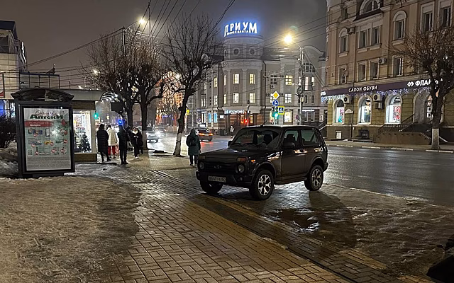 В центре Рязани водитель «Нивы» припарковался на тротуаре