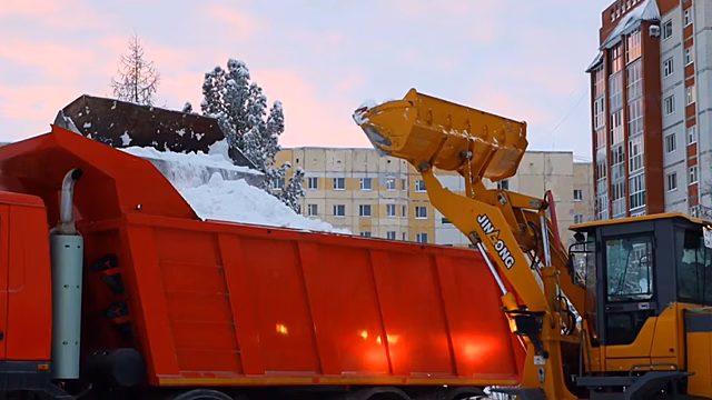 Из Надыма за неделю вывезли 10 тысяч кубов снега. ВИДЕО