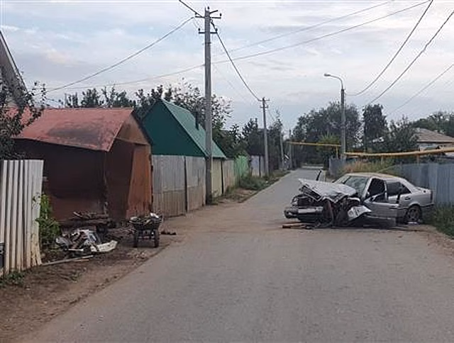 Подросток из Самары врезался в гараж на Mercedes