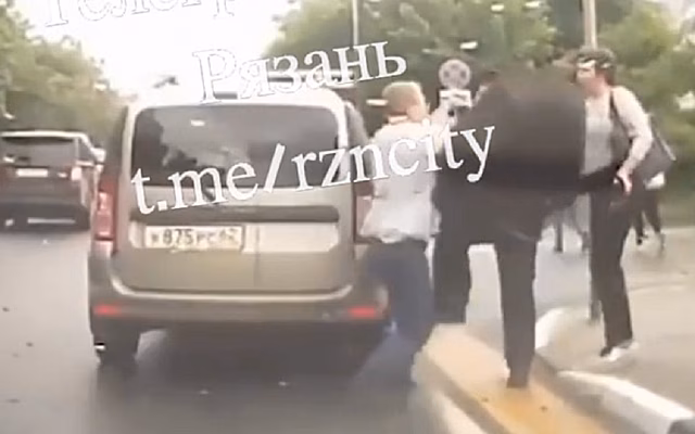 В Рязани водитель не пропустил пешеходов на переходе и напал на них