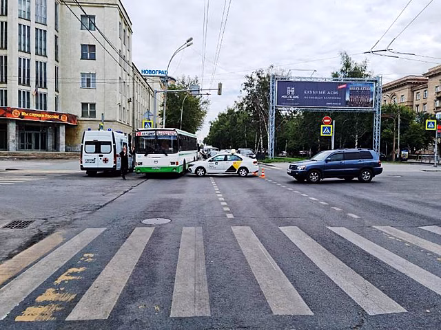 Пострадали пассажиры: стали известны подробности столкновения такси и автобуса в центре Новосибирска