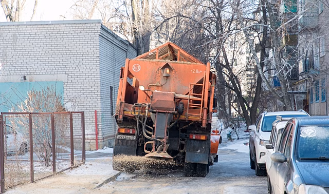 В Волгограде ликвидируют последствия снежного циклона «Ваня»