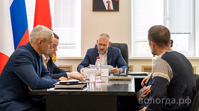 Вопросы по ремонту кровли, установке мусорных контейнеров и проезду во дворе задали вологжане Андрею Накрошаеву
