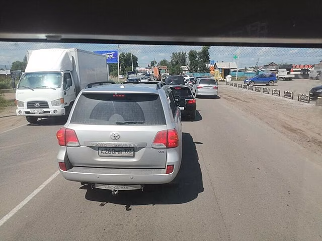 Огромная пробка образовалась на улице Трактовая в Чите