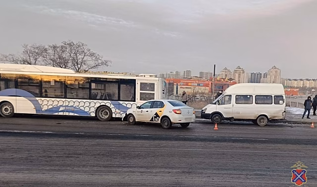 На видео попало столкновение автобуса, маршрутки и такси в Волгограде