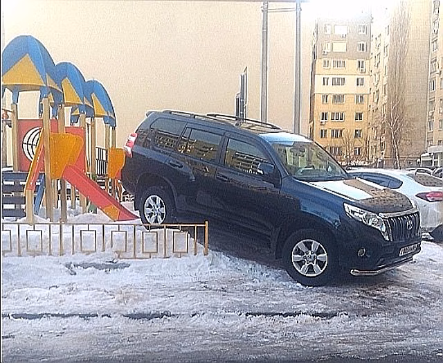 В Саратове автохам припарковал внедорожник на детской площадке