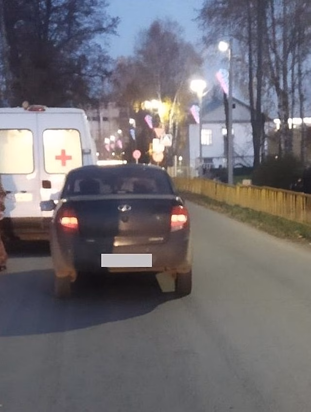 В Кировской области под колёса машин попали два ребёнка