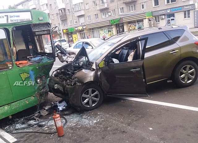 Водителя Nissan госпитализировали с Титова после столкновения с троллейбусом