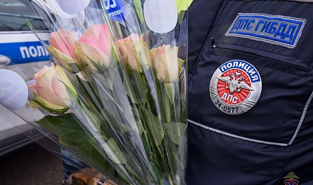 На дорогах Волгоградской области инспекторы ДПС поздравляли автоледи с 8 Марта