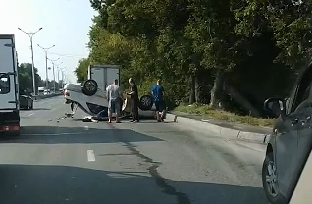 Автомобиль перевернулся на крышу на Старом шоссе — пострадал человек