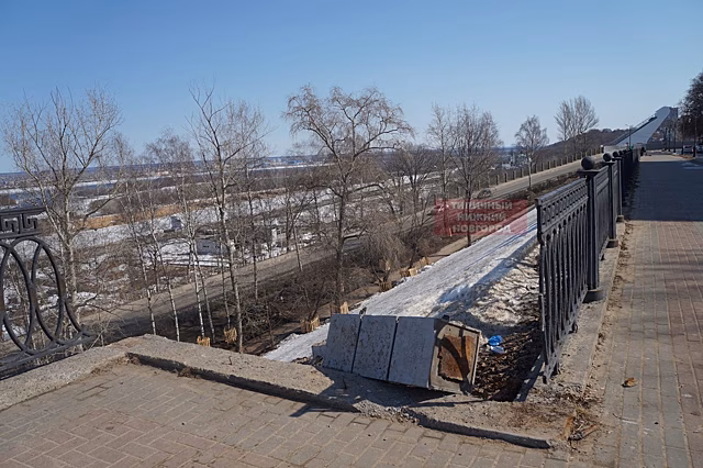 Разрушенное при уборке снега ограждение Верхневолжской набережной восстановят до 16 апреля