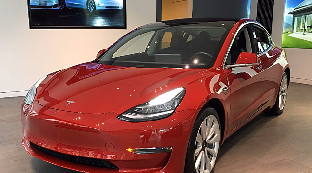 Водитель Tesla проехал 1200 километров на автопилоте