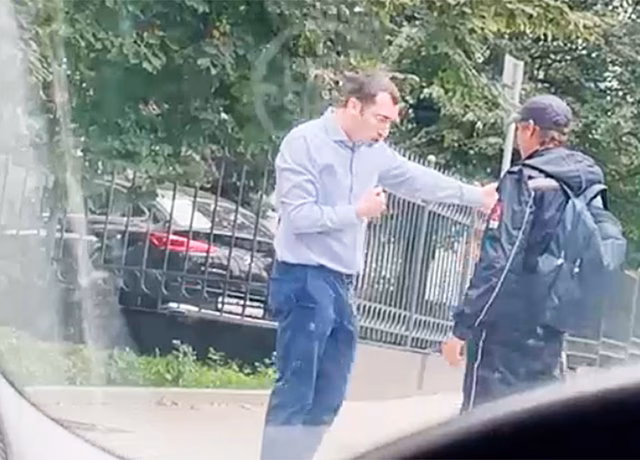 Водитель Mercedes отказался платить за парковку и напал на инспектора