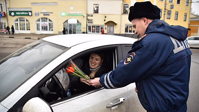 Сотрудники ГИБДД поздравили автоледи в Вологде с наступающим 8 Марта