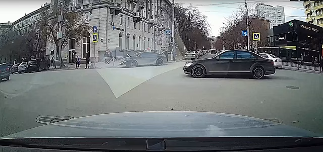 В Екатеринбурге водители автобусов не боятся лишиться прав при повороте на красный