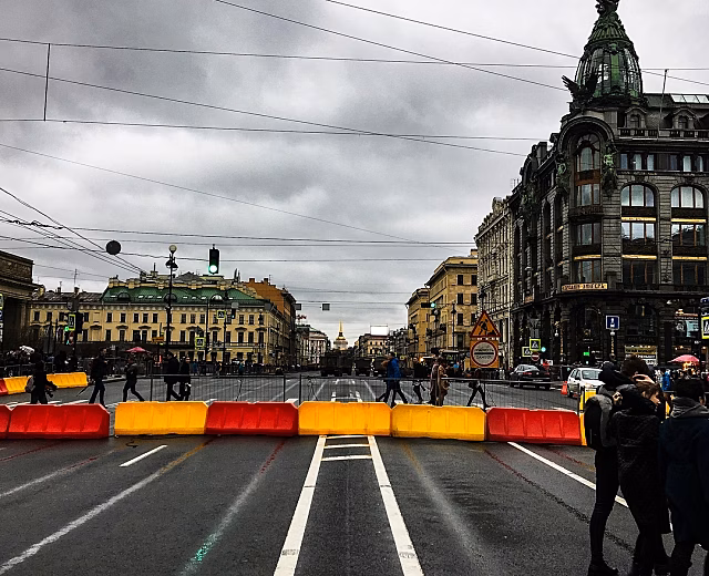 Петербуржцы гуляют по пустому Невскому проспекту — фоторепортаж