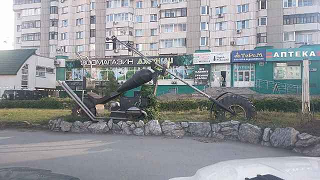 Барнаульские байкеры закопали гроб в центре города