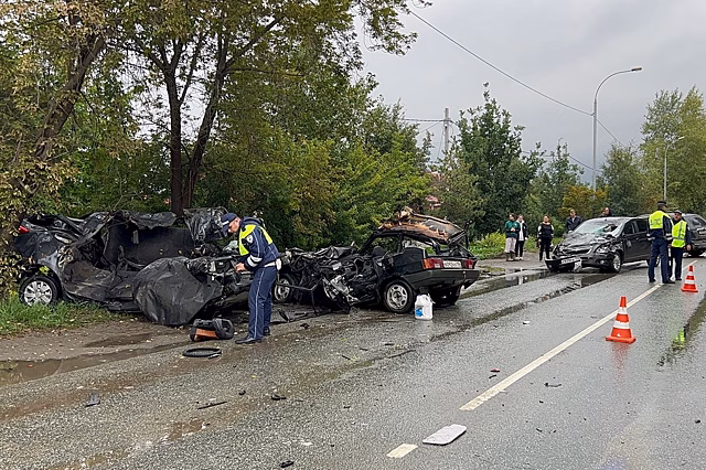 В Екатеринбурге утром 1 сентября произошло массовое ДТП – погиб человек