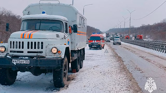 Снежный циклон парализовал движение на трассе Владивосток - Хабаровск