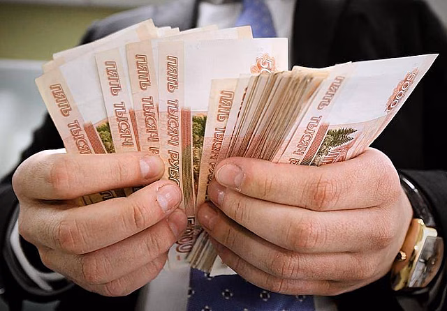 Российский пристав поплатился за полученную от преступников взятку
