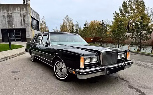В РФ продают редкий Lincoln Town Car 1984 года
