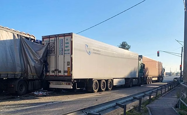 Столкновение трех фур на трассе М-7 у Мячкова привело к крупной пробке в сторону Нижнего Новгорода