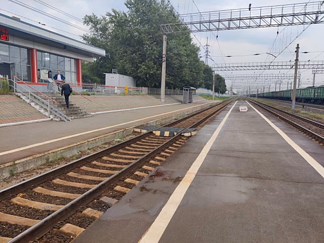 Школьницу из Новосибирска сбила электричка, когда она переходила пути