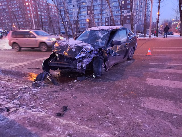 В Красноярске грузовик сбил трех пешеходов после ДТП с легковым автомобилем