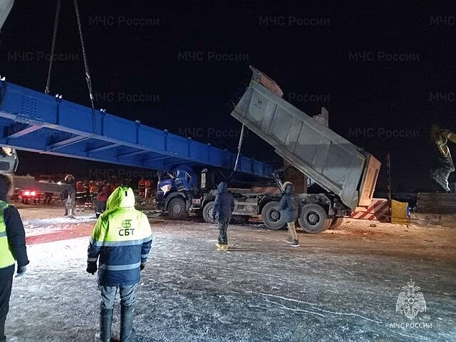 Надземный пешеходный мост упал на грузовик на трассе в Башкирии