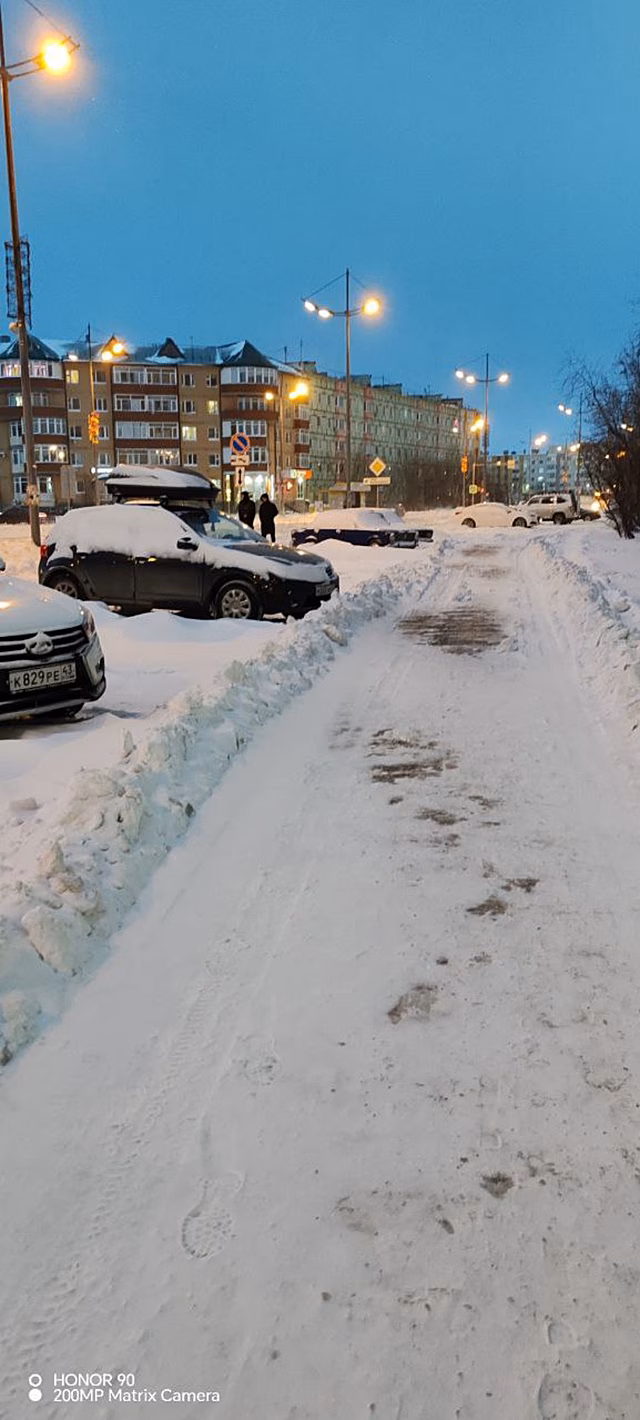 В Новом Уренгое, Салехарде и Лабытнанги дорожники не справляются со снегоуборкой