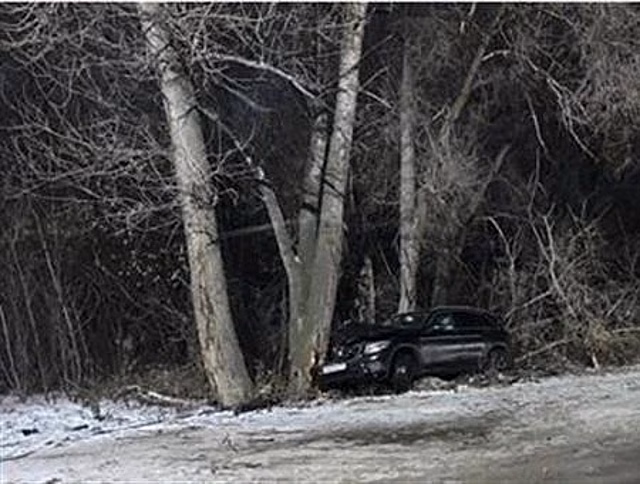 В Самаре женщина на Mercedes-Benz врезалась в дерево
