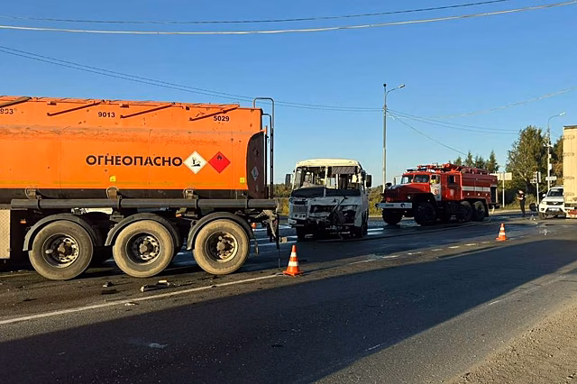 В Свердловской области столкнулись бензовоз и автобус с двумя десятками пассажиров