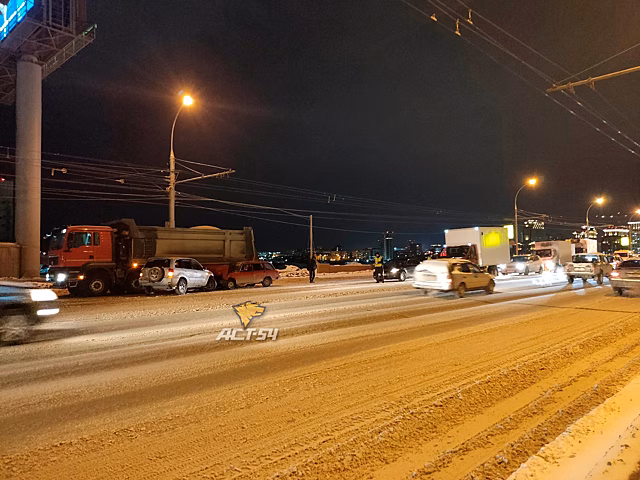 В Новосибирске произошло массовое ДТП на Димитровском мосту