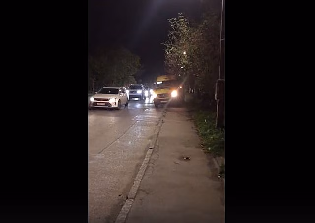 В Калининграде маршрутка проехала по тротуару