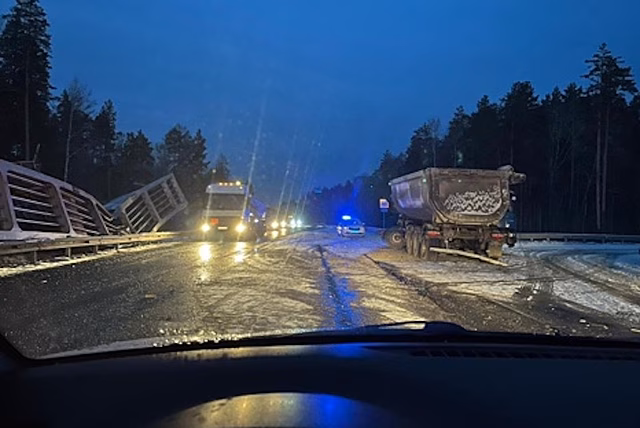 Снесшему надземный переход водителю в Екатеринбурге грозит штраф