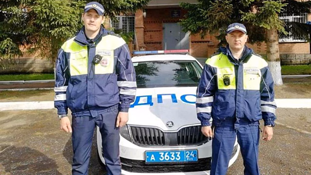 Полицейские Красноярского края помогли доставить в больницу потерявшего сознание малыша с мамой