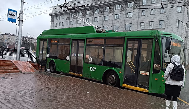 В Новосибирске 56-летнего водителя зажало между двумя троллейбусами, он погиб