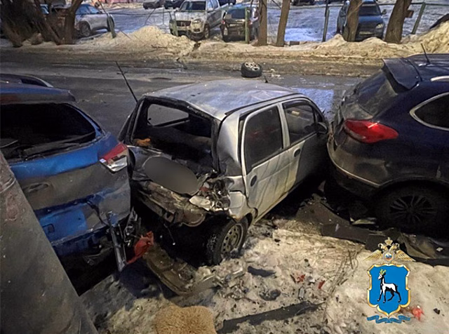 В Самаре молодой водитель Mercedes-Benz снес три припаркованные машины