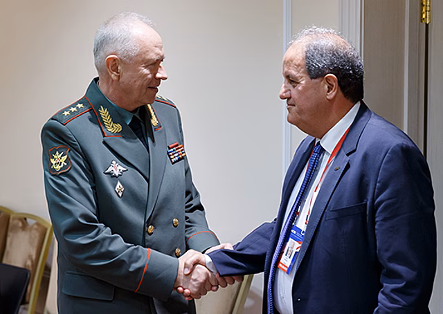 Замглавы российского военного ведомства генерал-полковник Александр Фомин обсудил с постоянным секретарем Минобороны Кипра вопросы сотрудничества