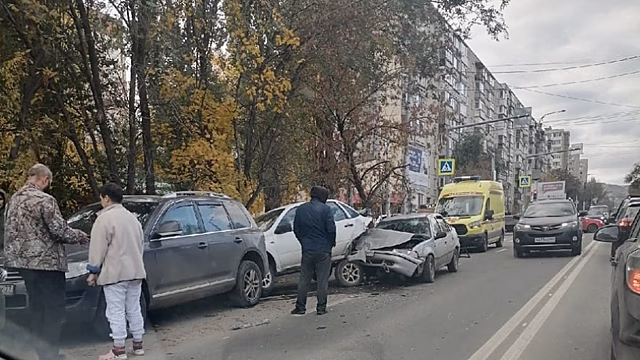 В Саратове водитель «Нексии» протаранил три стоящих машины. Пострадала женщина