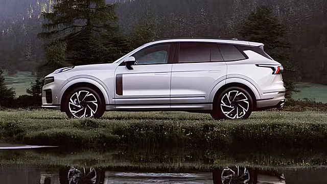 Porsche с котом и новый китайский бренд: главные автоновинки
