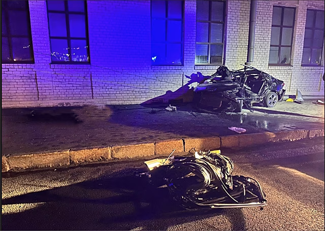 В Петербурге KIA намотало на столб освещения после столкновения с легковушкой