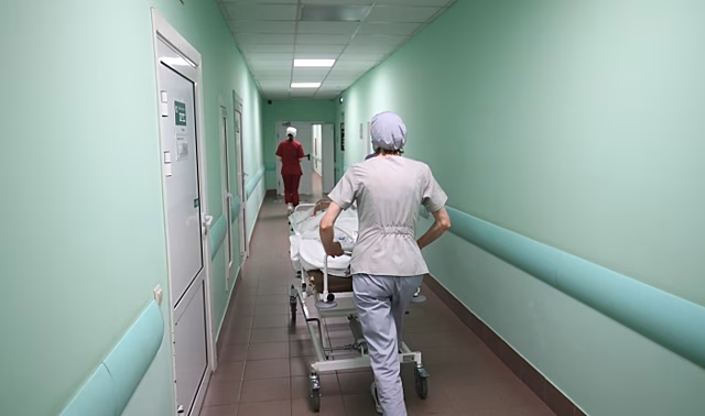 Водитель упавшего с моста грузовика в Волгограде находится в больнице
