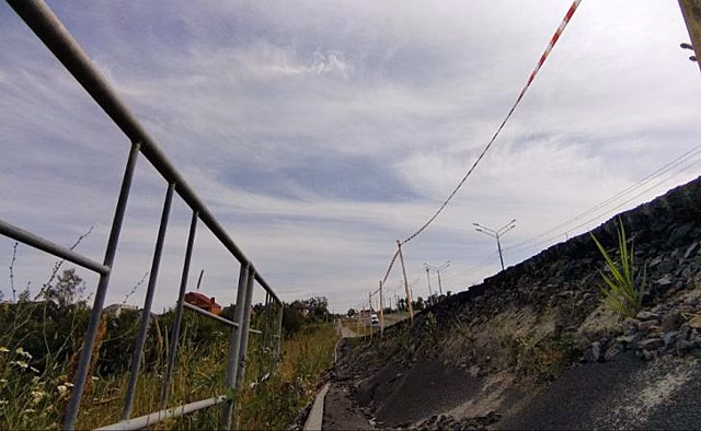 В Курске тротуар на проспекте Плевицкой уехал в овраг из-за ошибок в проектировании и некачественных работ