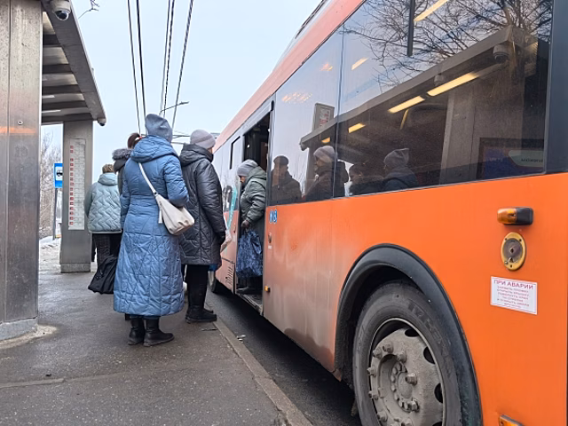 «Полные под завязку и ни одного контролера»: новосибирцы негодуют от зайцев в транспорте