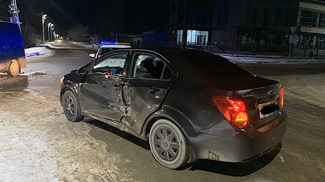 Две иномарки столкнулись на улице Преображенского в Вологде