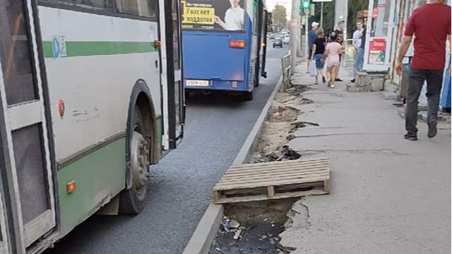 На 1-й Дачной в Саратове после замены бордюров остались разрытые траншеи