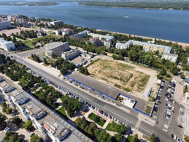 В Самаре рабочие закрыли забором стоянку перед дворцом спорта на Молодогвардейской