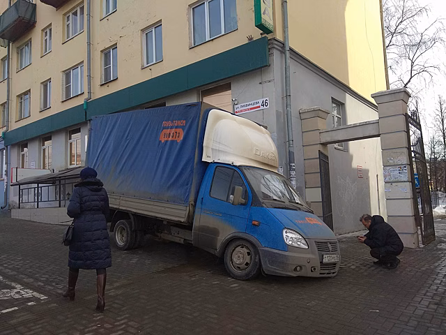 На улице Пушкинская в Ижевске автомобиль провалился в тротуар