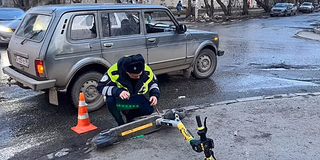 В Екатеринбурге школьница на электросамокате угодила под колеса «Нивы»
